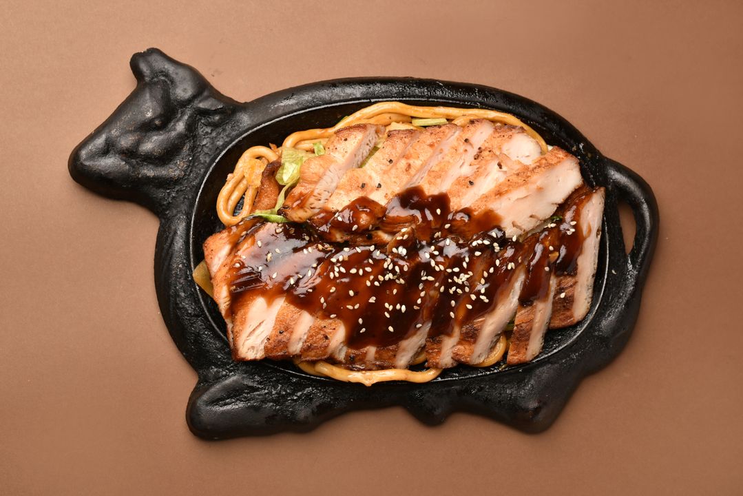 HOT CHICKEN UDON + NÁPOJ ZDARMA