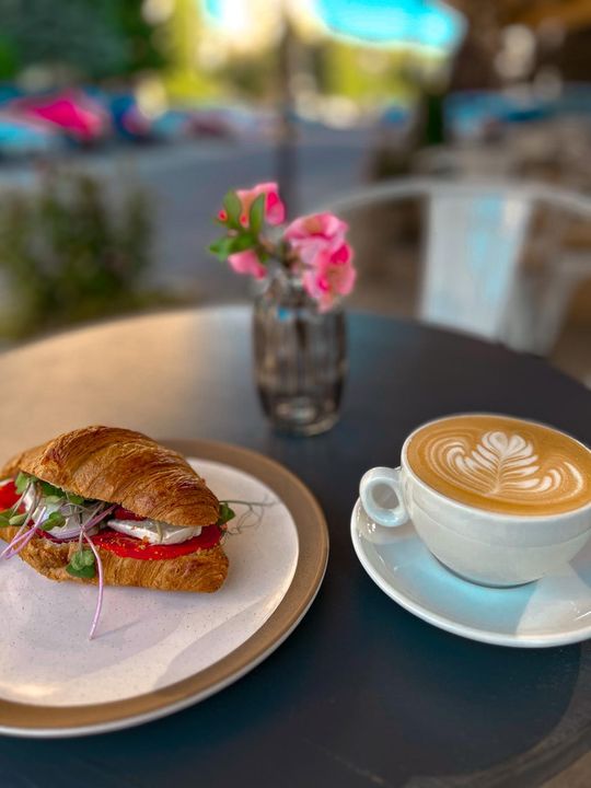 Káva s obloženým croissantom/tortilou